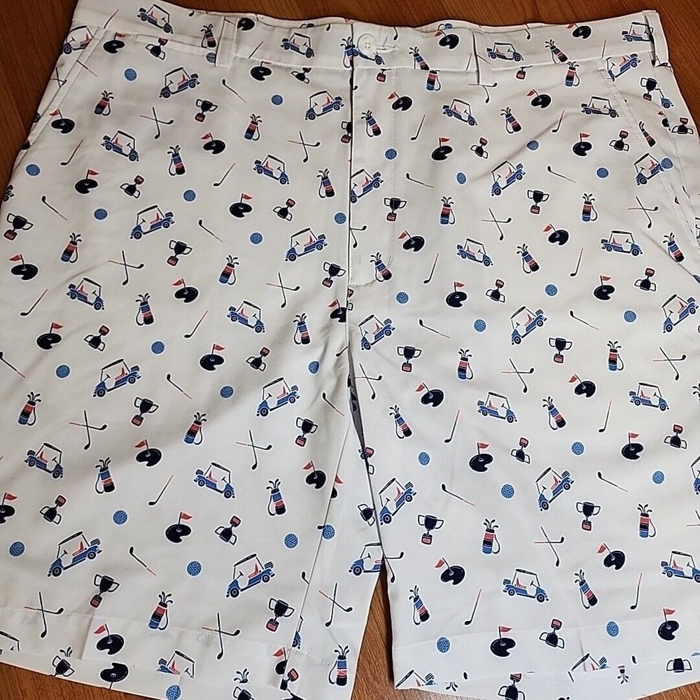 Round Tree & Yorke Performance Shorts Men's 40 White Golfer All Over Print